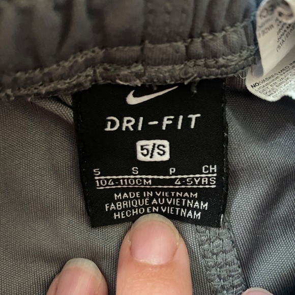 Boys Nike Active Shorts - Picture 3 of 3